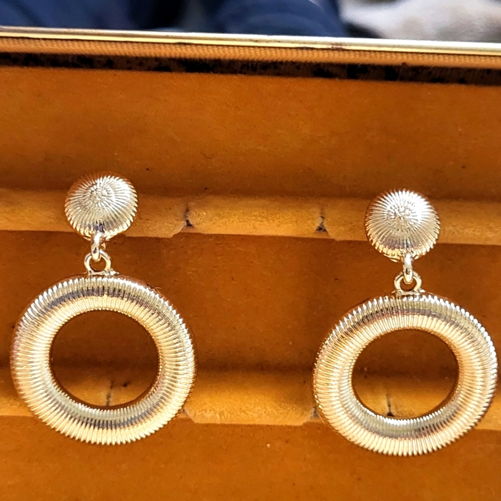 Elegant Gold Hoop Earrings